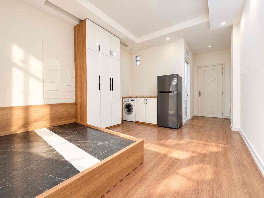 Rent a balcony apartment - Nguyễn Văn Cừ private washing machine, District 1.