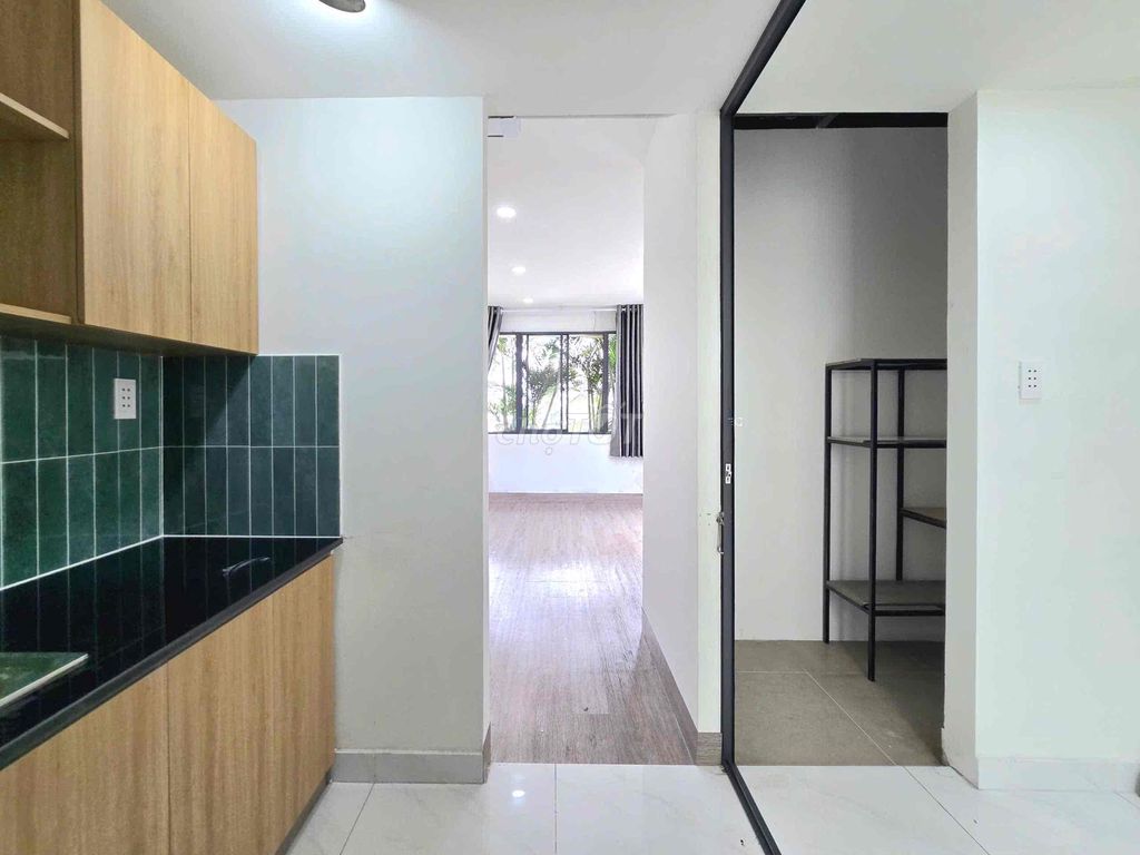 The apartment. A kitchen bedroom with a balcony, a private washing machine, right in the Jell-O's Market.