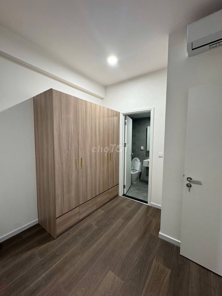 The client sent me two bedrooms for 16 million management fee, blankly.