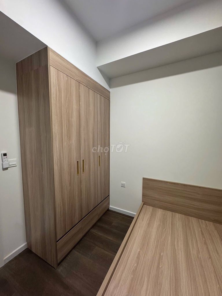 The client sent me two bedrooms for 16 million management fee, blankly.