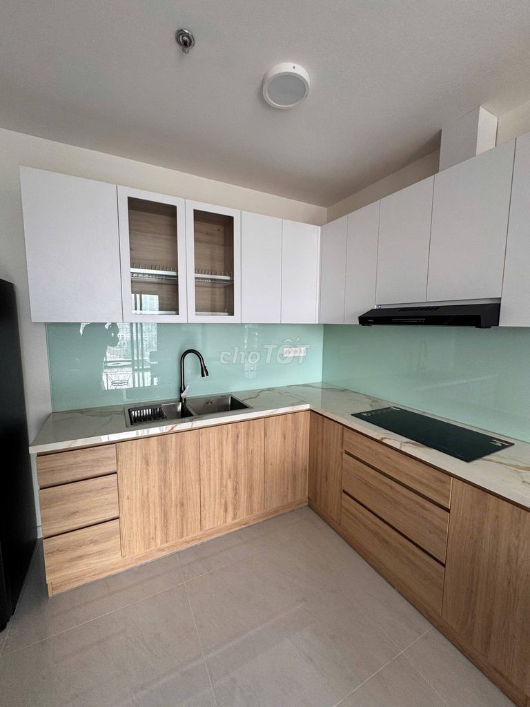 The client sent me two bedrooms for 16 million management fee, blankly.