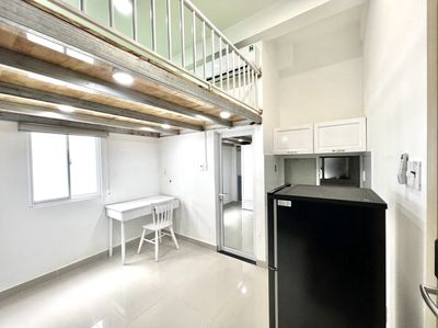 25 M2 skylines right around the corner, four clear ceilings, security.