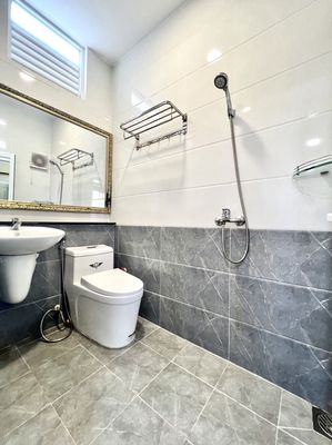 25 M2 skylines right around the corner, four clear ceilings, security.