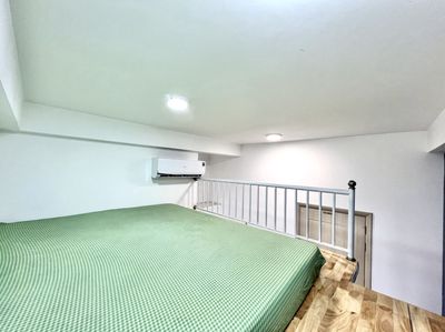 25 M2 skylines right around the corner, four clear ceilings, security.