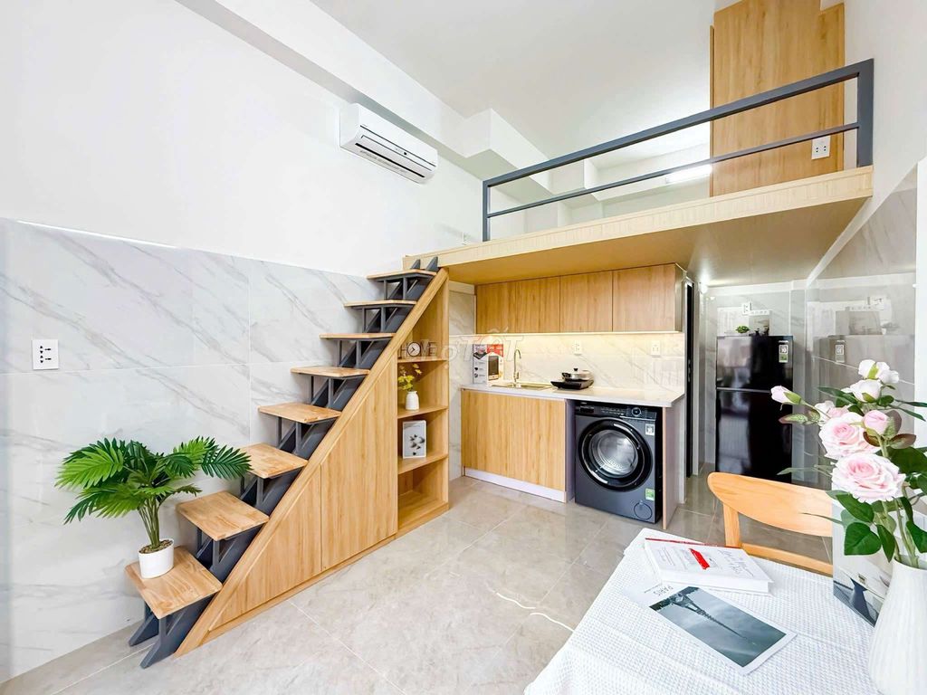 The full apartment has a balcony on it right here at Mart Mart, tdtu, rmit,umund.