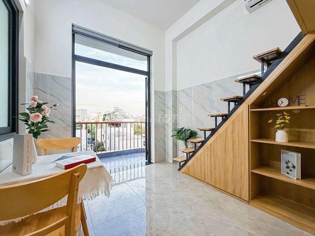 The full apartment has a balcony on it right here at Mart Mart, tdtu, rmit,umund.