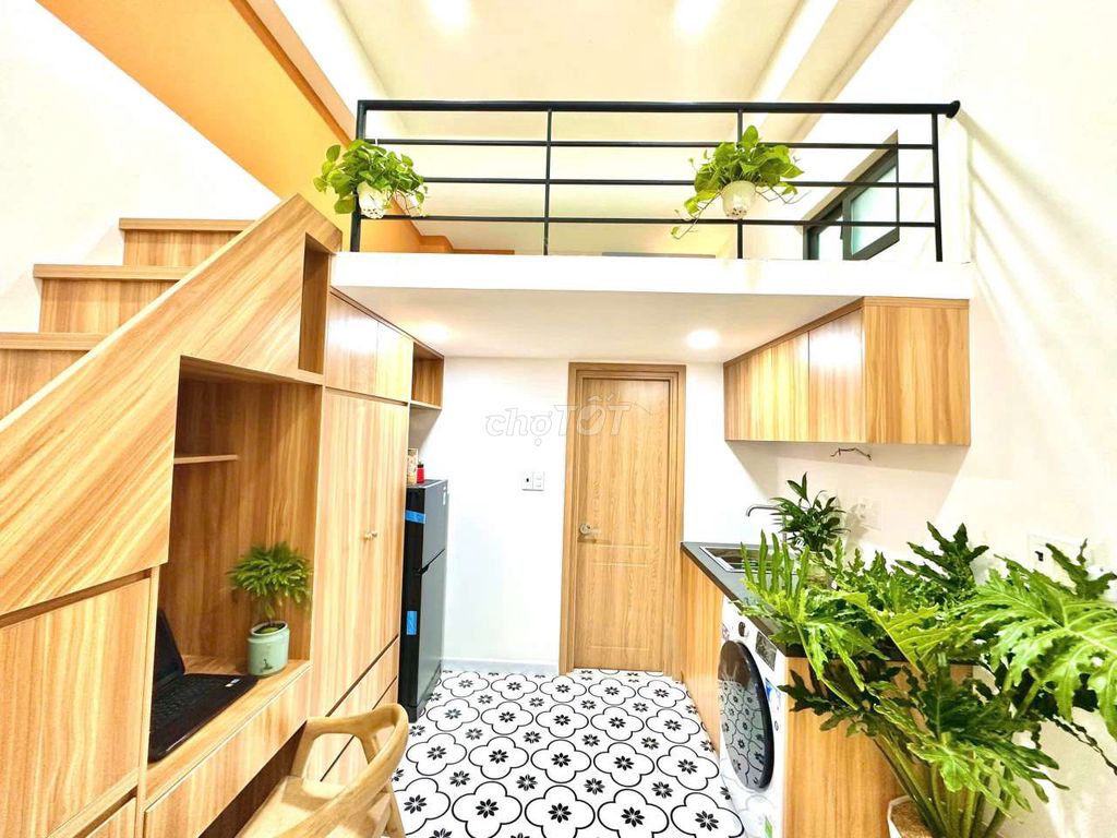 The full apartment has a balcony on it right here at Mart Mart, tdtu, rmit,umund.