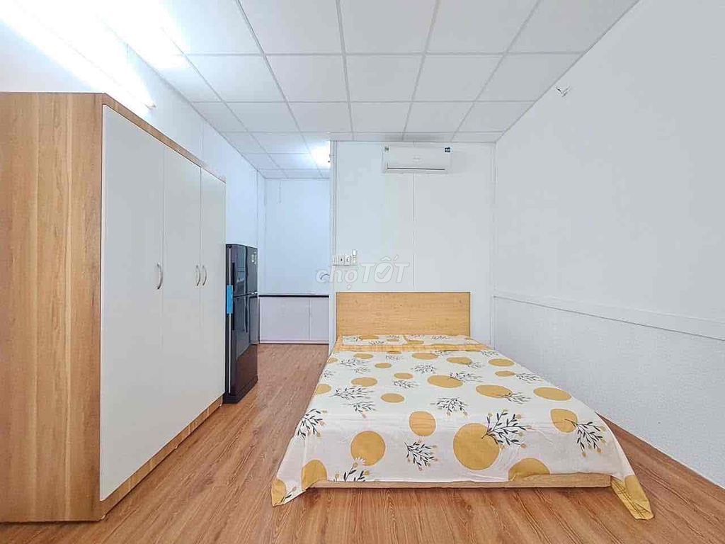 It's the owner who rents the full interior suite near cv for the clear market district 12.