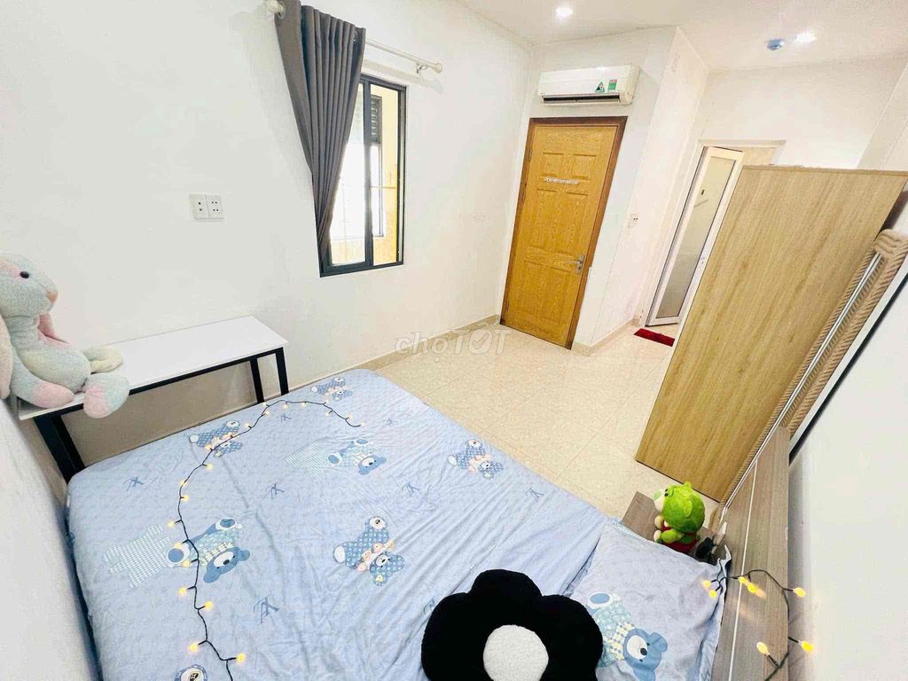 The beautiful 4th district Tôn Đản studio has an elevator.