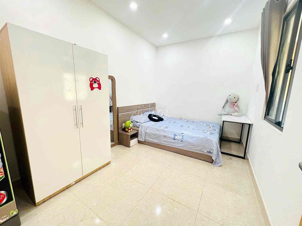 The beautiful 4th district Tôn Đản studio has an elevator.