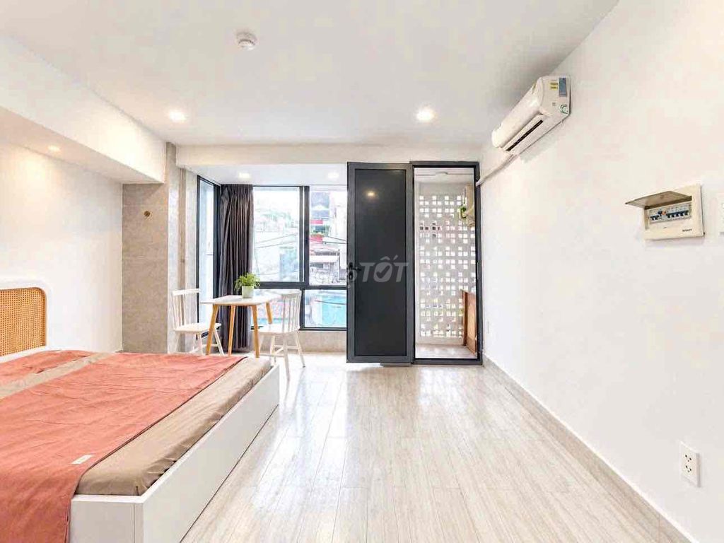 Nice apartment right on Phan Xích Long.