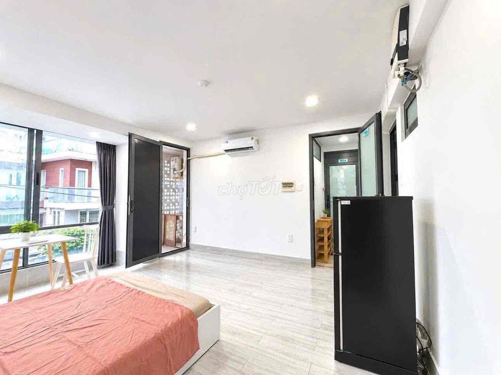 Nice apartment right on Phan Xích Long.