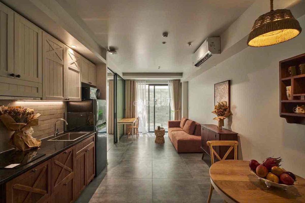 The balcony studio is 40 M2 wide - 7 good Lạc Long Quân.