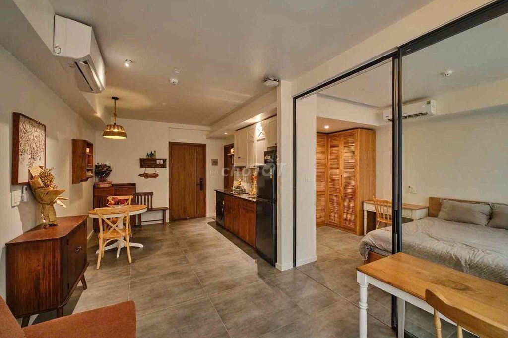 The balcony studio is 40 M2 wide - 7 good Lạc Long Quân.