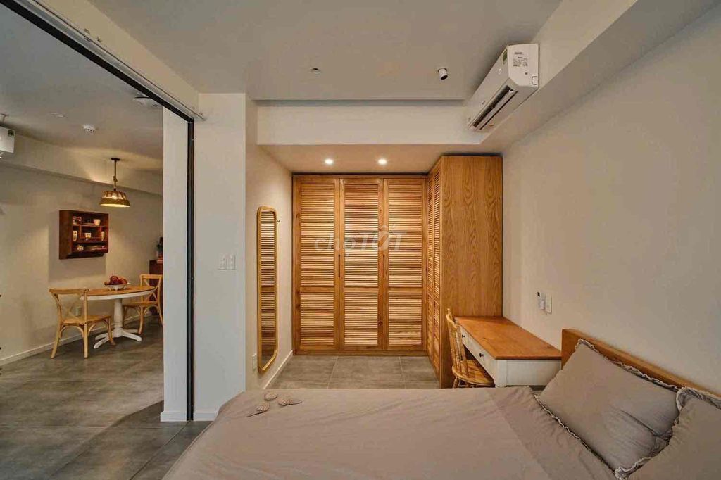 The balcony studio is 40 M2 wide - 7 good Lạc Long Quân.
