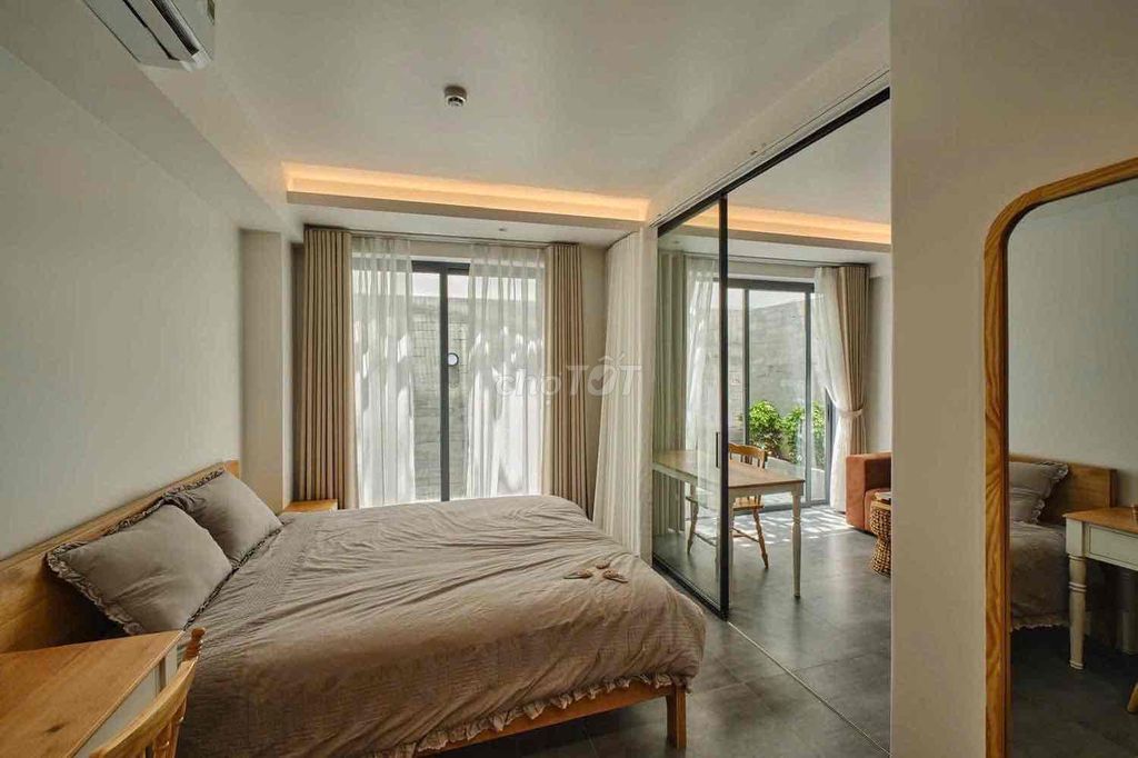 The balcony studio is 40 M2 wide - 7 good Lạc Long Quân.