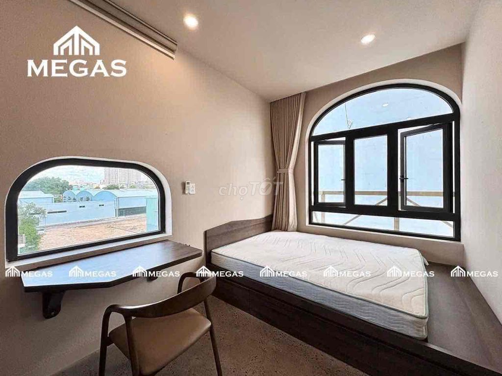The penthouse studio is 35 meters wide - right at the airport - a turn around the father.