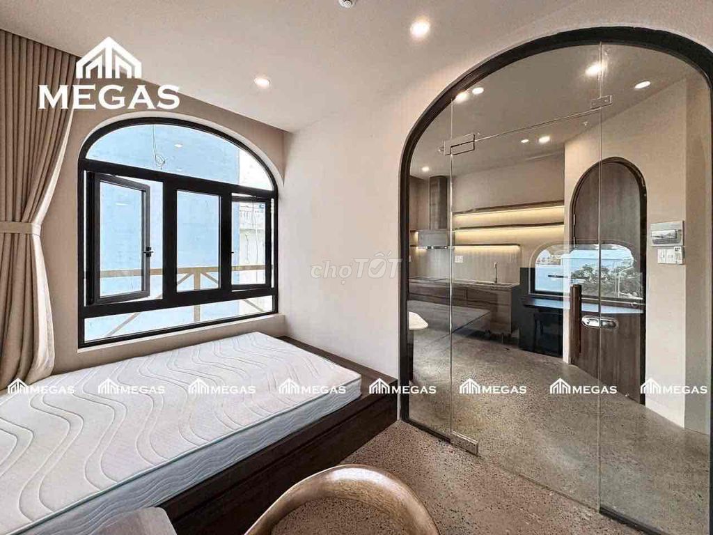 The penthouse studio is 35 meters wide - right at the airport - a turn around the father.