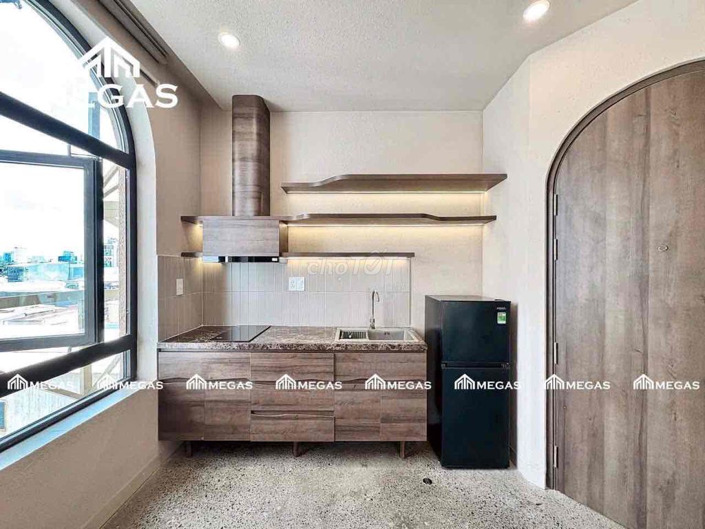 The penthouse studio is 35 meters wide - right at the airport - a turn around the father.