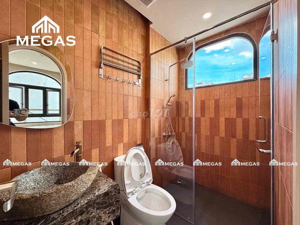 The penthouse studio is 35 meters wide - right at the airport - a turn around the father.
