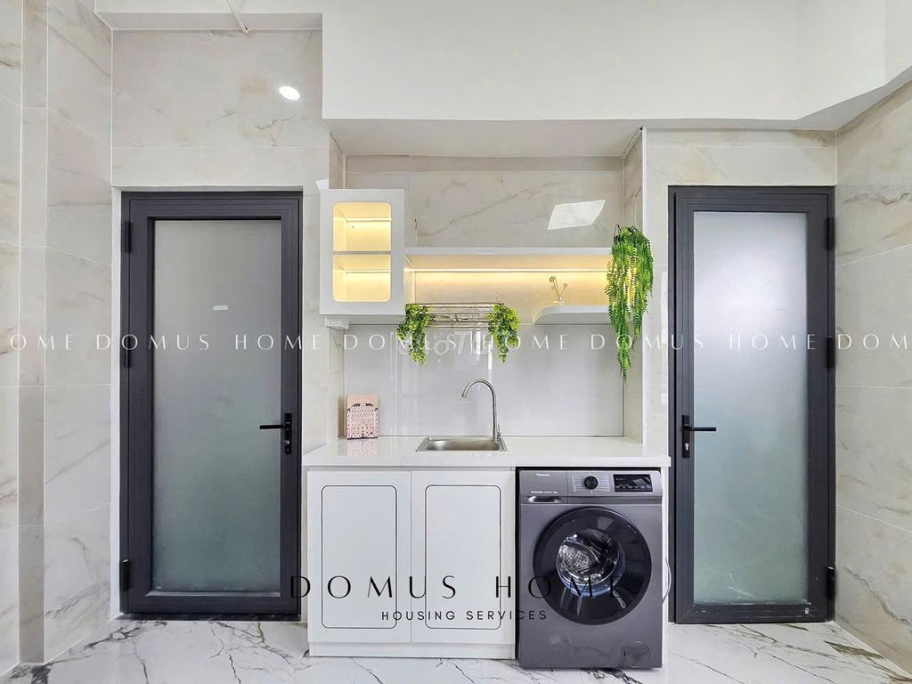 A brand new balcony bedroom - near crecent mall, Krec him blue, District 1, District 4.