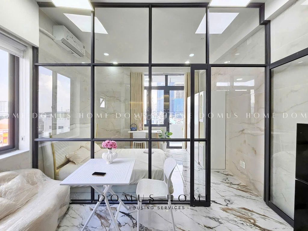 A brand new balcony bedroom - near crecent mall, Krec him blue, District 1, District 4.