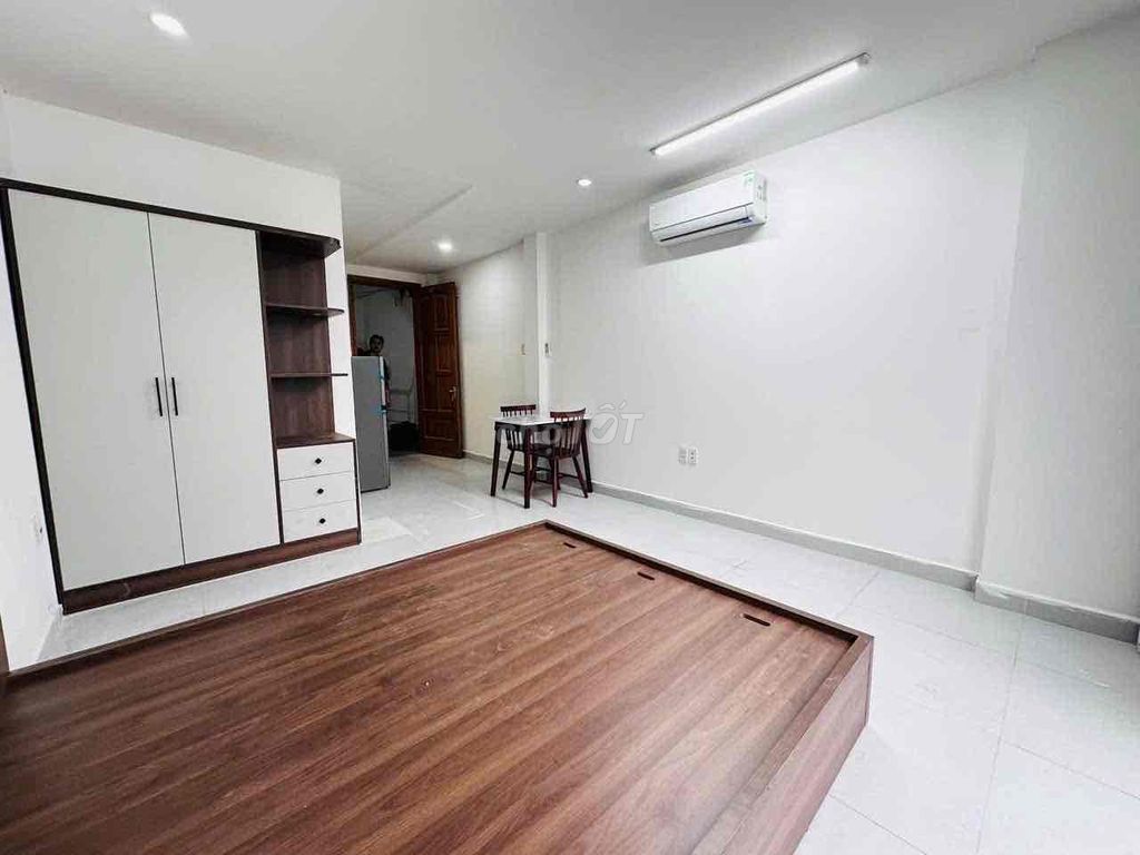 The new little apartment is full of furniture next to Hồng Bàng Medical School.