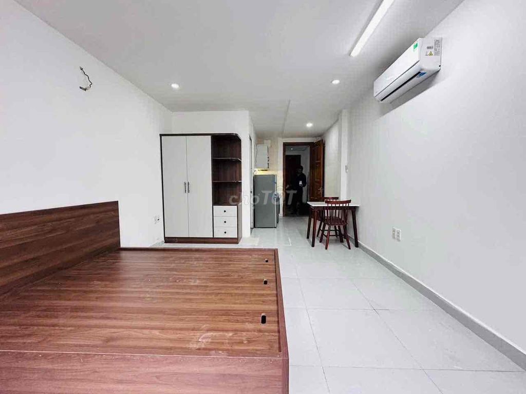 The new little apartment is full of furniture next to Hồng Bàng Medical School.