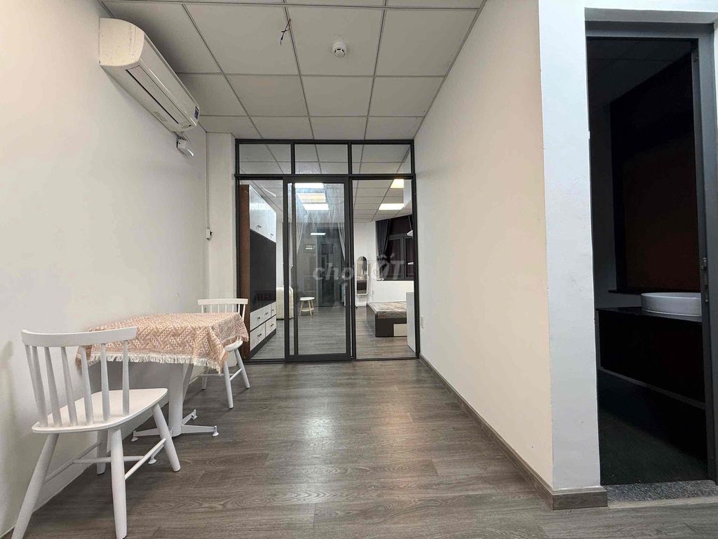It's the owner who rents a high-level apartment in 60 meters.