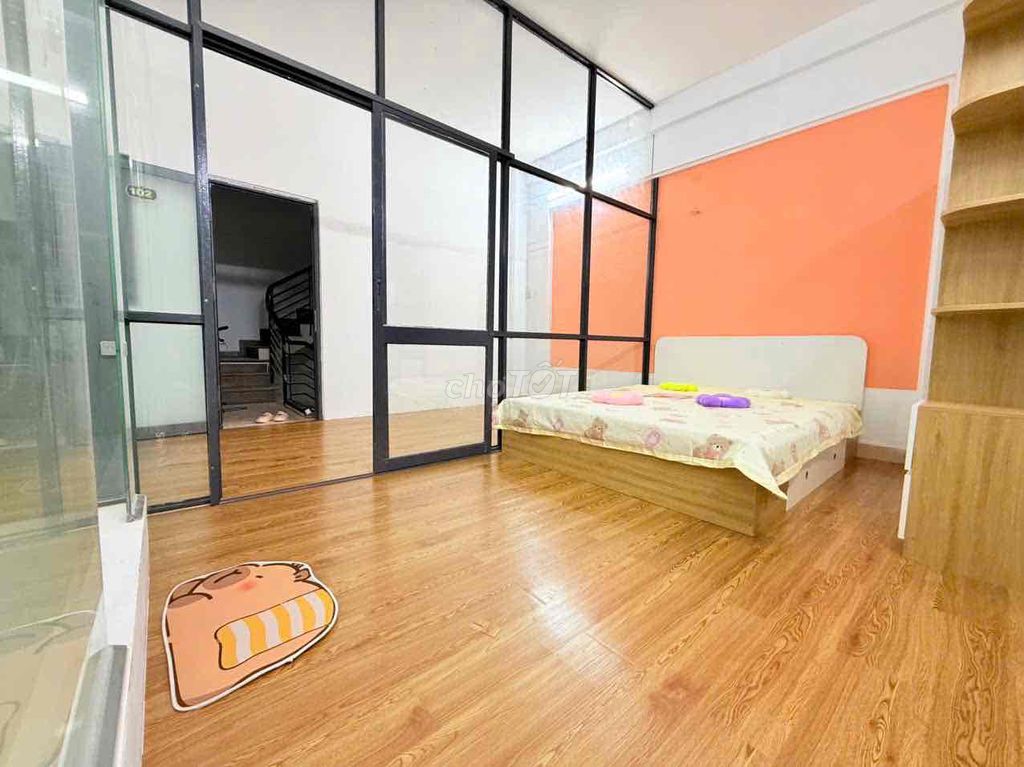 It's the owner who rents his apartment to a one-room room. Full Seven.
