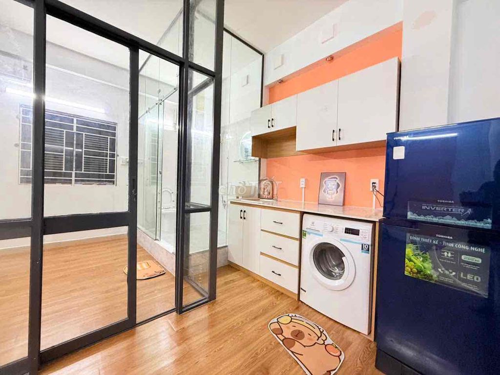 It's the owner who rents his apartment to a one-room room. Full Seven.