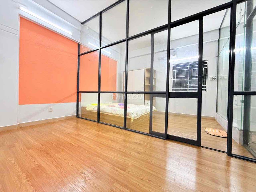 It's the owner who rents his apartment to a one-room room. Full Seven.