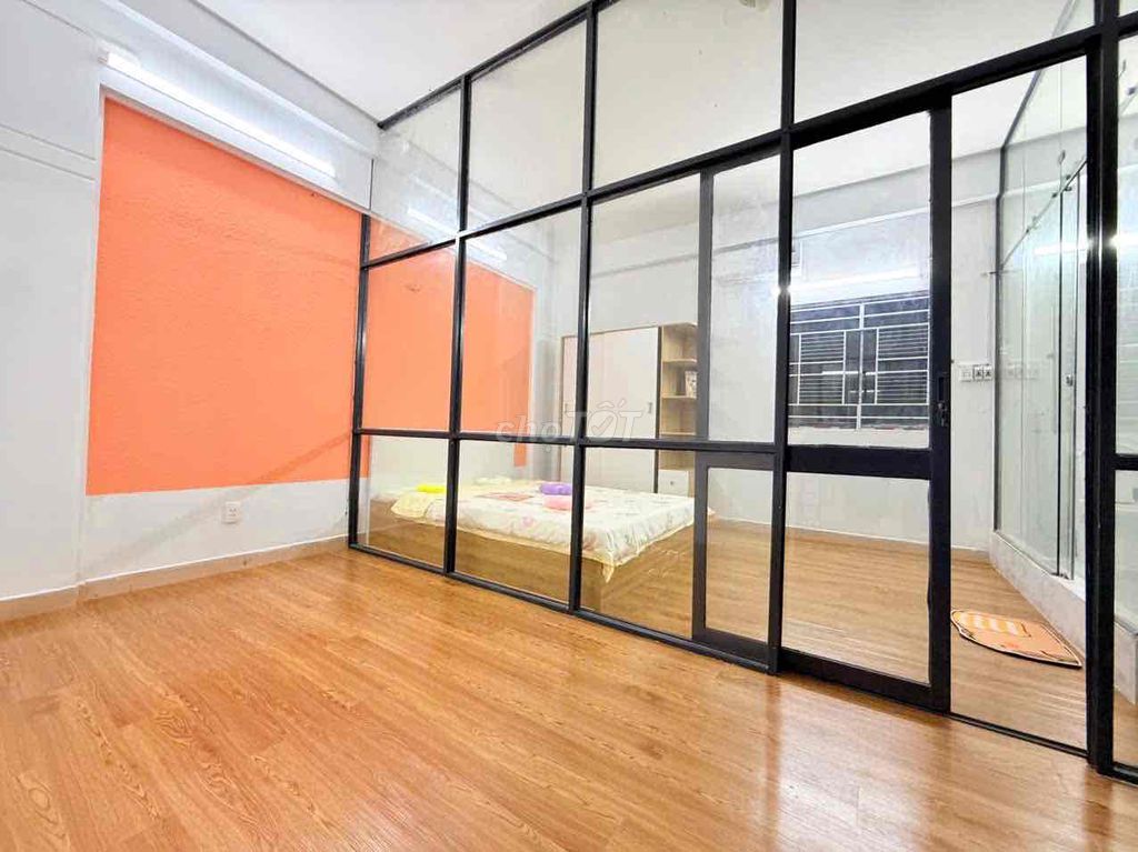 It's the owner who rents his apartment to a one-room room. Full Seven.