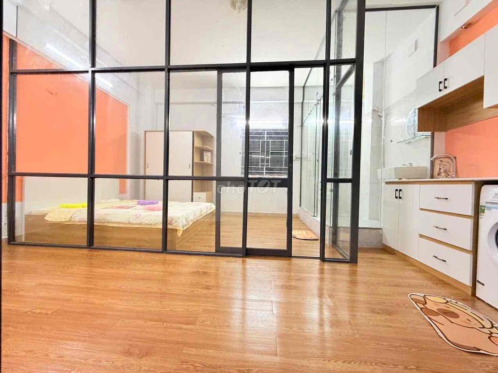 It's the owner who rents his apartment to a one-room room. Full Seven.