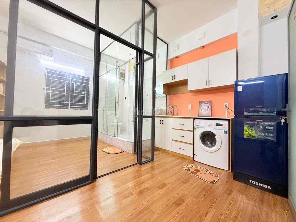 It's the owner who rents his apartment to a one-room room. Full Seven.