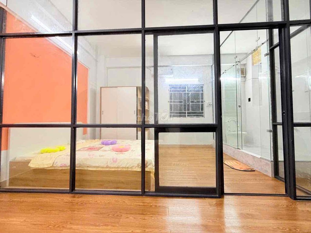 It's the owner who rents his apartment to a one-room room. Full Seven.