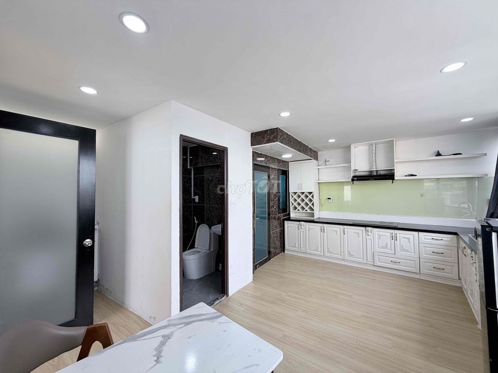 The 1st Bedroom is 50 m2 FullNT With Large Window with Tolicer Cook