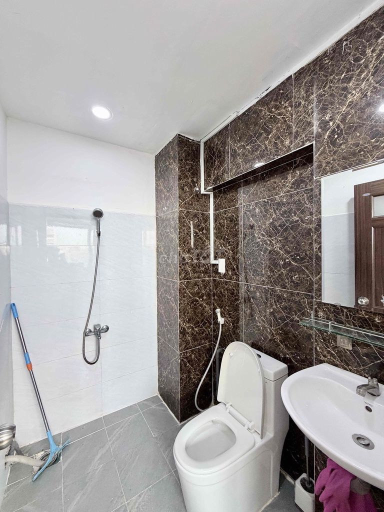 The 1st Bedroom is 50 m2 FullNT With Large Window with Tolicer Cook