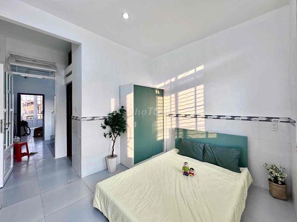 The balcony kitchen studio is now Dương Quảng Hàm.