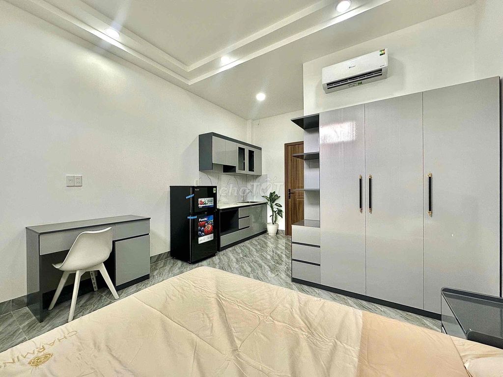 Open the 40 M2-Bancol studio window-full of airport furniture