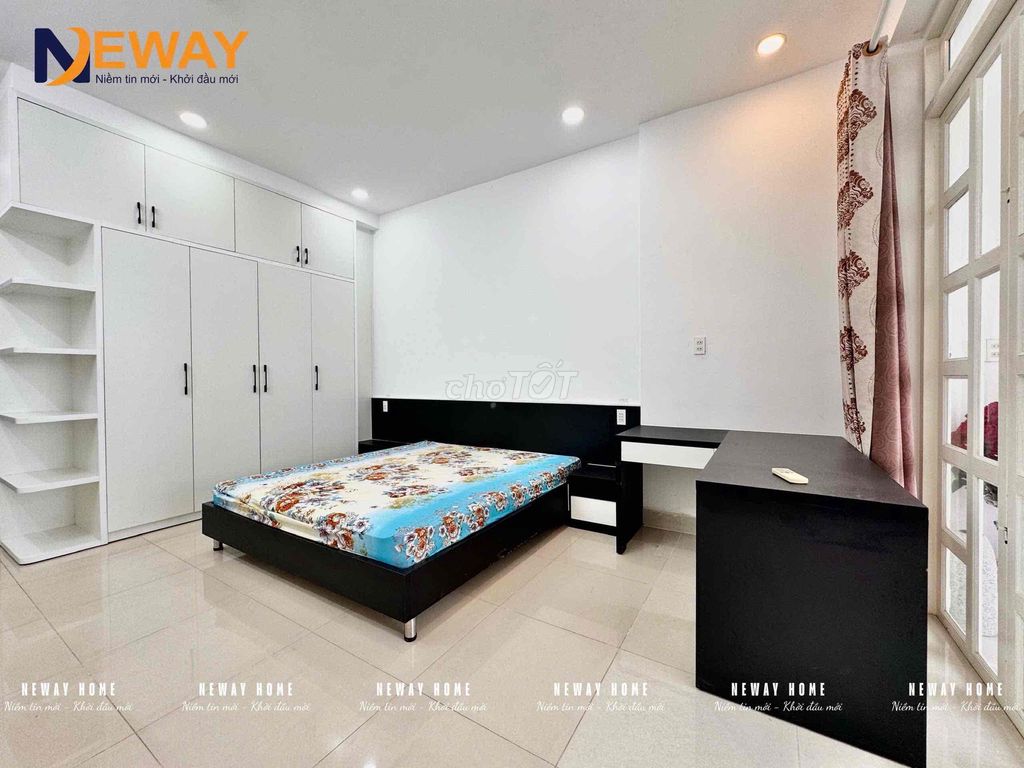 empty the balcony studio full free car service