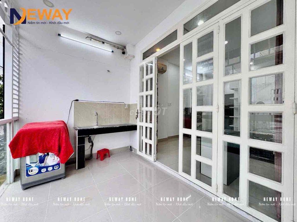 empty the balcony studio full free car service