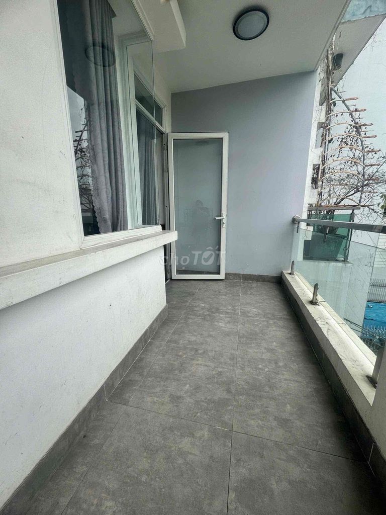 The apartment was rented by the rails.