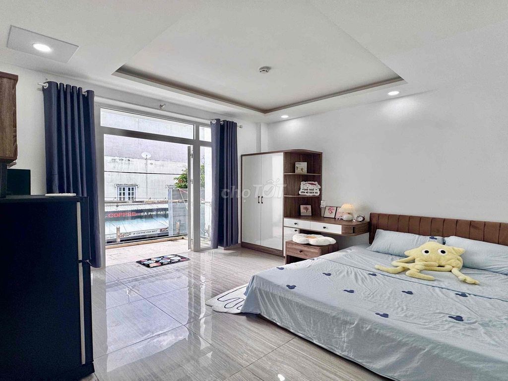 It's the owner of a great balcony studio right now.