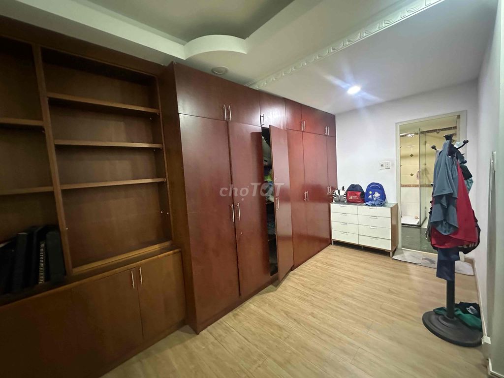 Three bedrooms. 143 meters.