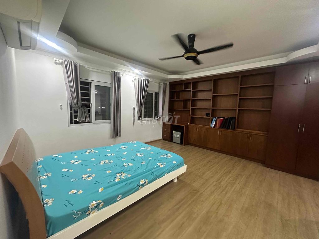 Three bedrooms. 143 meters.