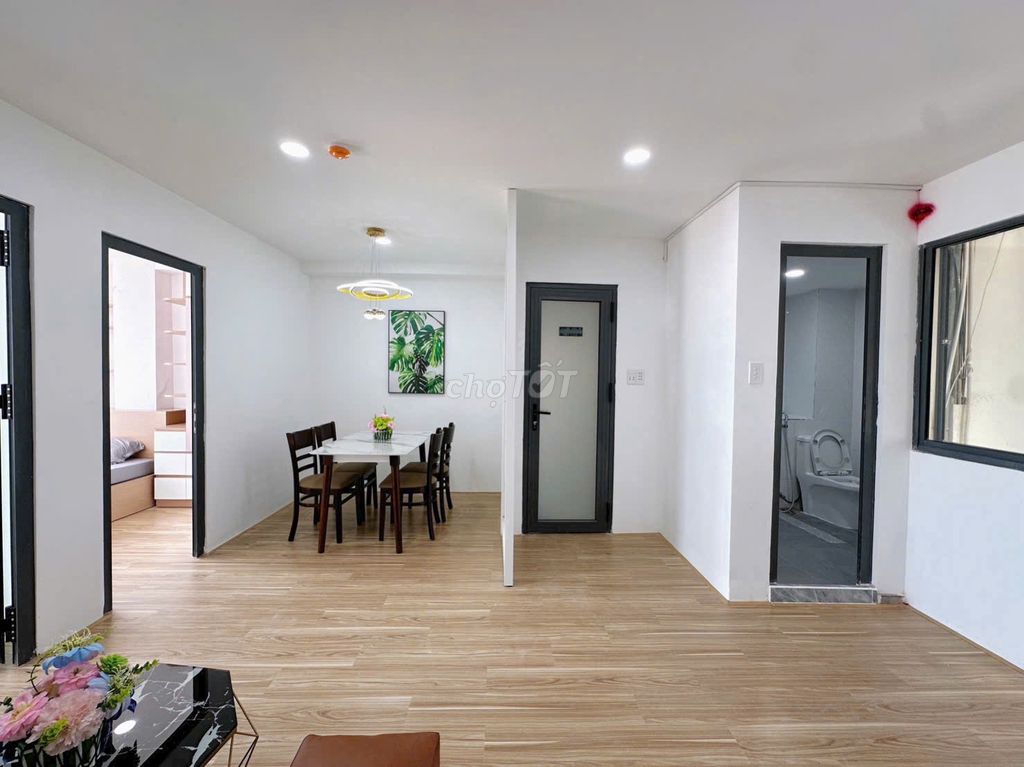 The two-room service room, the living room 70 meters, right at the Funky Boarding School, they were right at the University of ueh