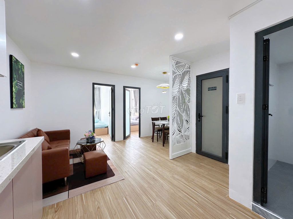 The two-room service room, the living room 70 meters, right at the Funky Boarding School, they were right at the University of ueh