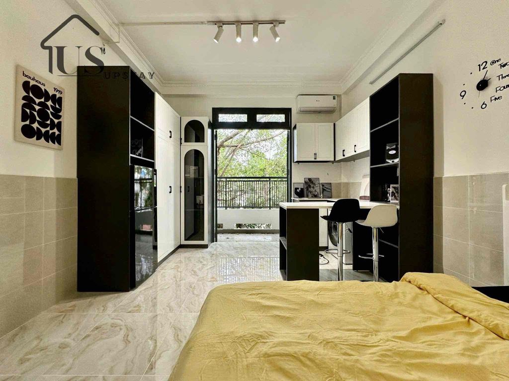 It's the owner who rents the apartment right here, big CQ0, full interior.