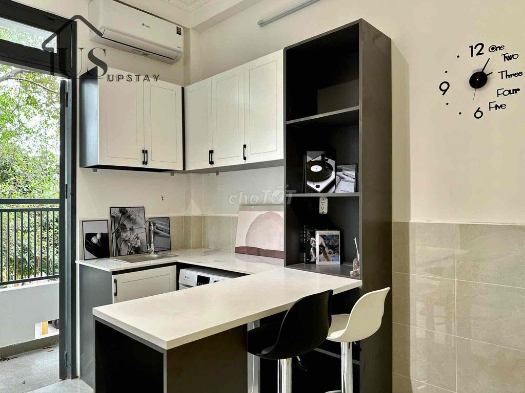 It's the owner who rents the apartment right here, big CQ0, full interior.
